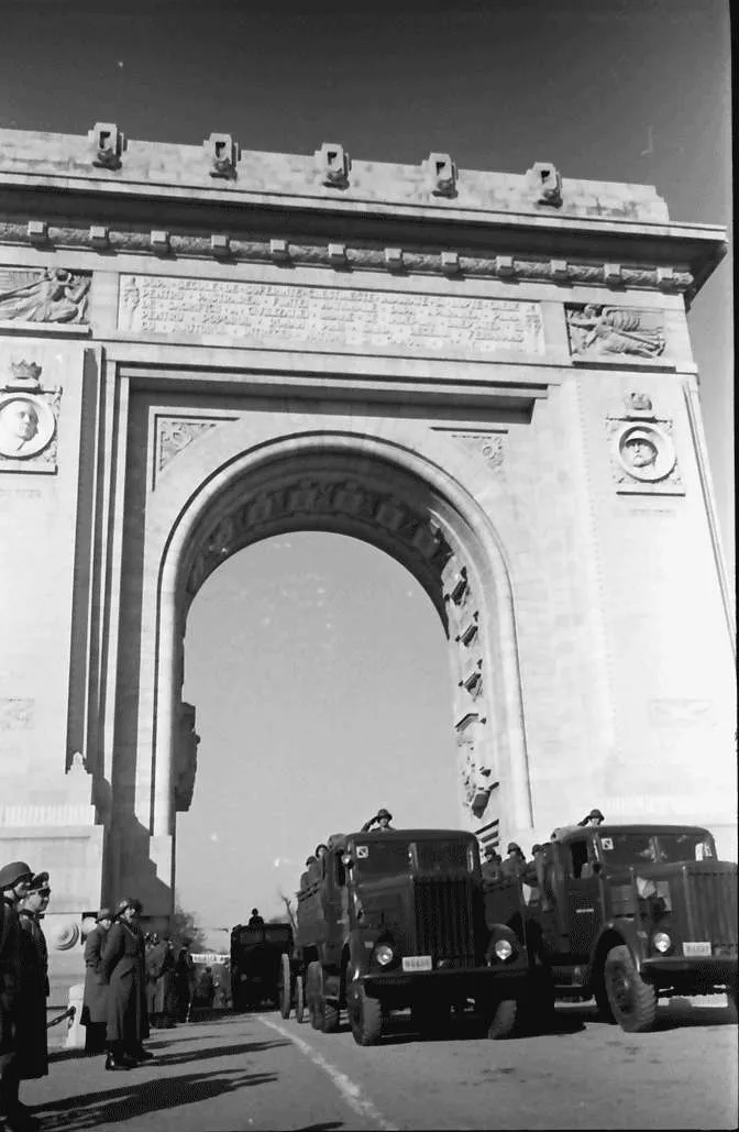 Heavy artillery passing under the Arch of Triumph during the entry of Romanian troops from Odessa, 1941