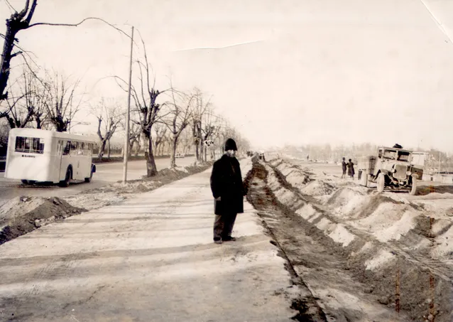 Fotografie interbelica de Iosif Berman aratand lucrari de constructie pe Soseaua Kiseleff, langa Bulevardul Aviatorilor, Bucuresti, anii 1930