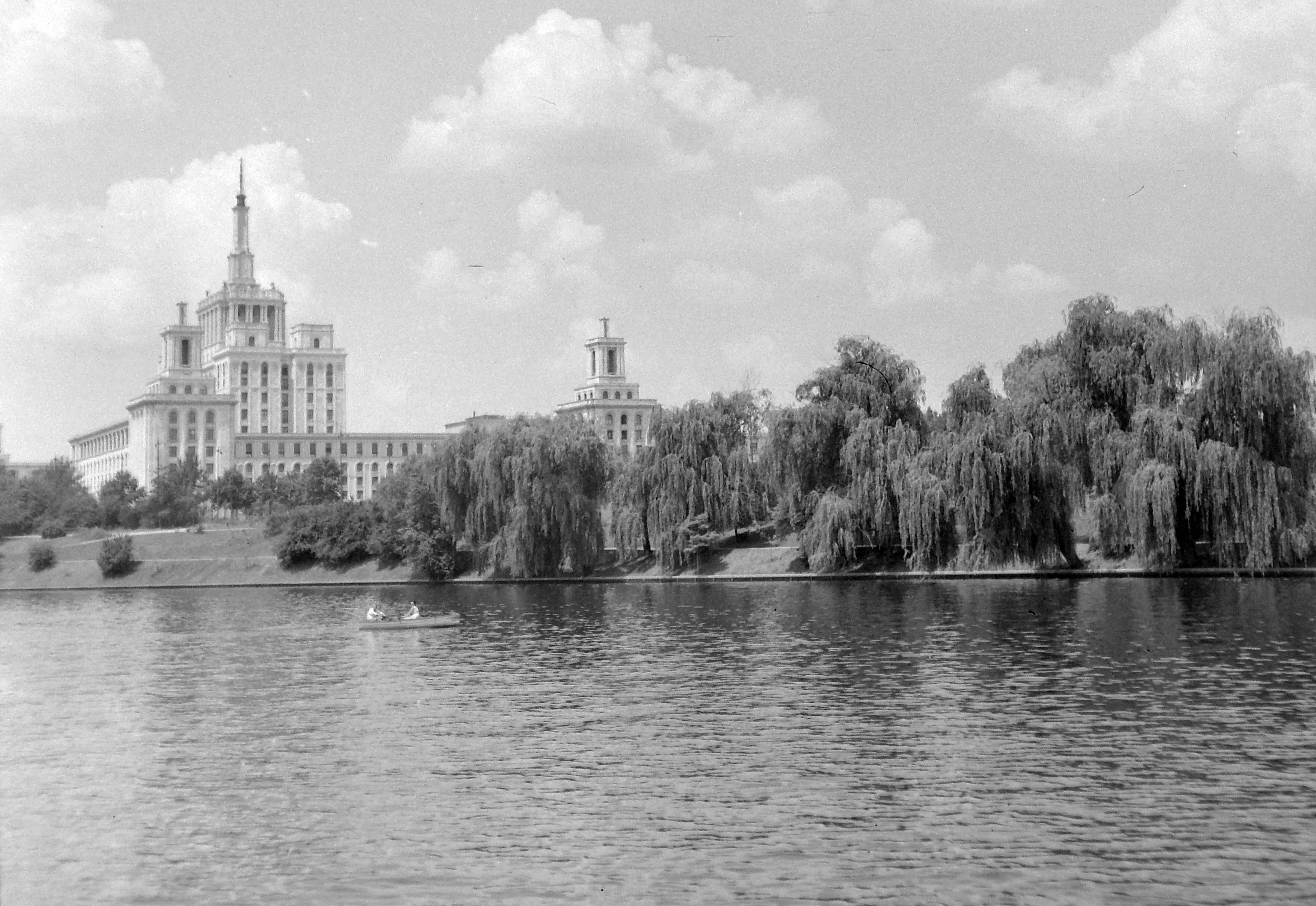 Alta vedere a Casei Scanteii cu turnul central si aripile, Bucuresti, anii 1950