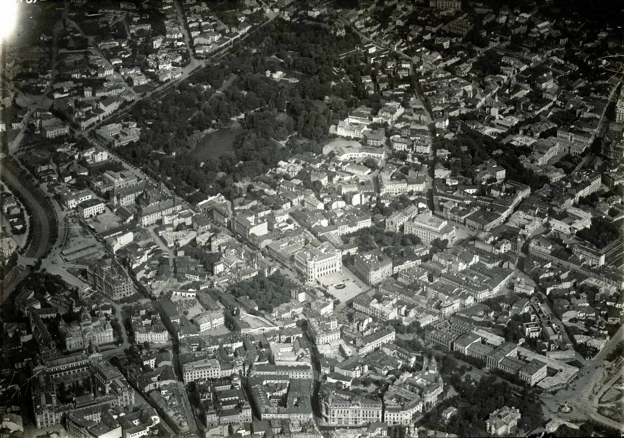Vedere aeriana din 1916 a Bucurestiului aratand Bulevardul Regina Elisabeta si Parcul Cismigiu
