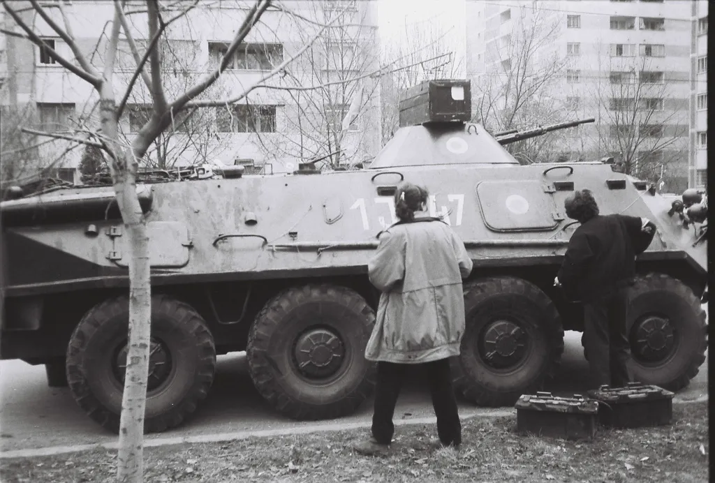 Vehicul blindat in Drumul Taberei in timpul Revolutiei Romane, decembrie 1989
