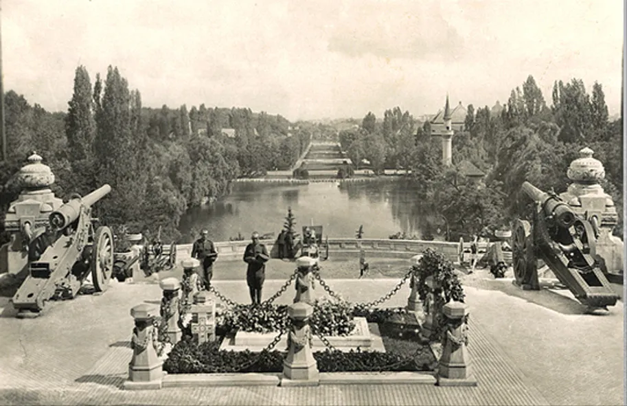 Parcul Carol in anii 1930, Bucuresti, aratand mausoleul si amenajarea parcului