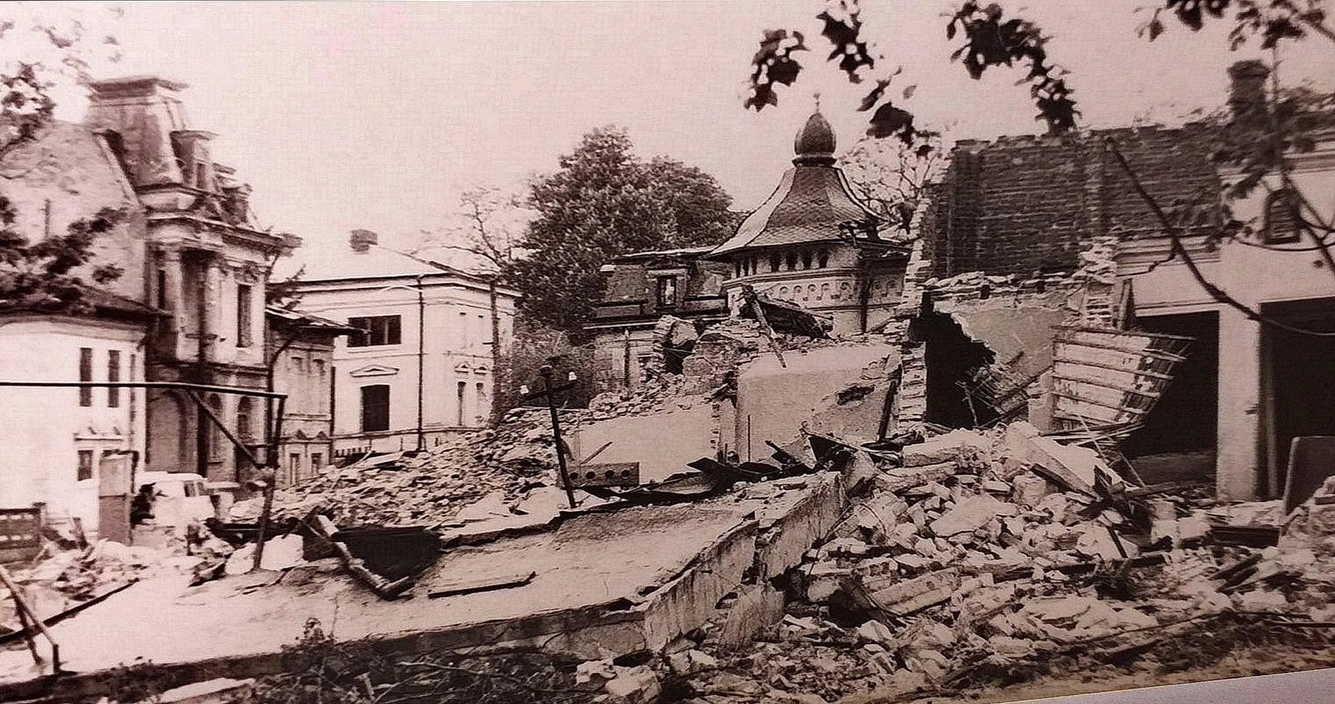 Distrugerea Strazii Arionoaia din Bucuresti pentru a face loc Palatului Parlamentului, 1984