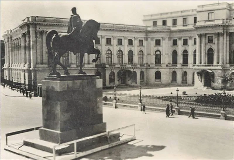 Old photo of Revolution Square (Piața Palatului) in Bucharest during the interwar period
