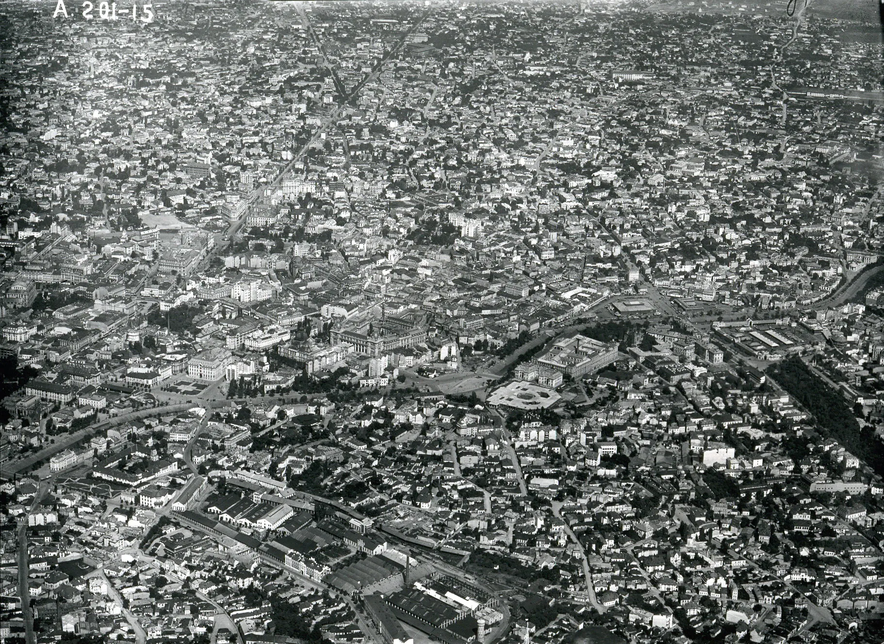 Fotografie aeriana a Bucurestiului din 1927, aratand raul Dambovita si zonele care vor deveni ulterior cartierul Primaverii