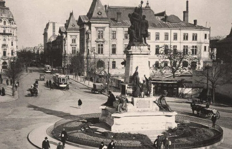 Piata Universitatii din Bucuresti in perioada interbelica, cu cladirea Universitatii si arhitectura inconjuratoare