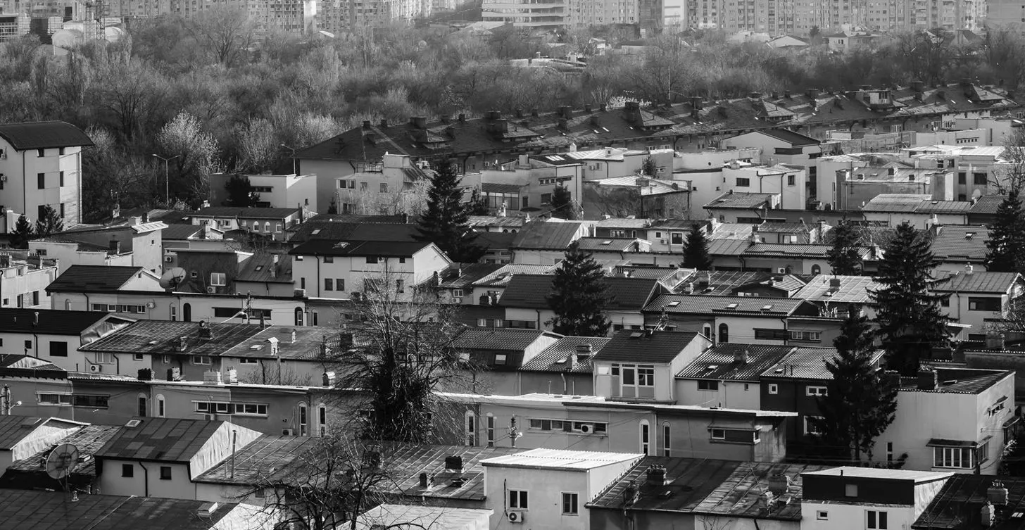 Fotografie istorica a Vatrei Luminoase aratand casele familiale cu gradini din perioada interbelica
